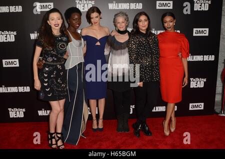 Los Angeles, CA, USA. 23. Oktober 2016. Christian Serratos, Danai Gurira, Lauren Cohan, Melissa McBride, Alanna Masterson, Sonequa Martin im Ankunftsbereich für AMC präsentiert Live Special Edition von THE WALKING DEAD sprechen tot, Hollywood Forever Cemetery in Los Angeles, CA 23. Oktober 2016. © Priscilla Grant/Everett Collection/Alamy Live-Nachrichten Stockfoto