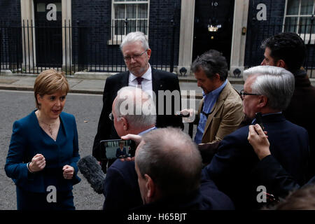 London, UK. 24. Oktober 2016. Schottlands erster Minister Nicola Sturgeon spricht zu den Medien nach einem Treffen mit Großbritanniens Premierminister Theresa May in 10 Downing Street in London, UK, Montag, 24. Oktober 2016. Bildnachweis: Luke MacGregor/Alamy Live-Nachrichten Stockfoto