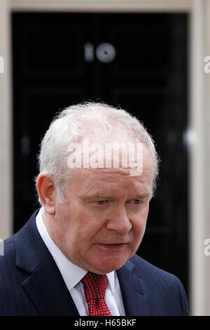 London, UK. 24. Oktober 2016. Stellvertretende erste Minister von Nordirland Martin McGuinness von Sinn Féin spricht zu den Medien nach einem Treffen mit Großbritanniens Premierminister Theresa May in 10 Downing Street in London, UK, Montag, 24. Oktober 2016. Bildnachweis: Luke MacGregor/Alamy Live-Nachrichten Stockfoto