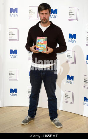 London, UK. 24. Oktober 2016. Autor David Szalay, besucht mit seinem Buch "Alles, was der Mensch ist" den Man Booker Prize für Fiktion Photocall. London, UK. Bildnachweis: Raymond Tang/Alamy Live-Nachrichten Stockfoto