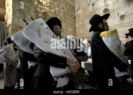 Jerusalem, Israel. 24 Okt, 2016. Ultra-Orthodoxe religiöse jüdische Männer tanzen mit Schriftrollen von Thora, wie sie die Simchat Tora einen Jüdischen Feiertag, feiert und markiert den Abschluss der jährlichen Zyklus der öffentlichen Tora-lesungen feiern, und der Beginn eines neuen Zyklus in der westlichen Wand Altstadt Ost Jerusalem Israel Credit: Eddie Gerald/Alamy leben Nachrichten Stockfoto