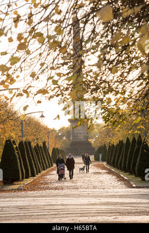 Glasgow, Schottland. 24. Oktober 2016. Menschen genießen die Morgensonne in Green.Autumn Wetter Glasgow, Glasgow, Schottland, Vereinigtes Königreich. Bildnachweis: Tony Clerkson/Alamy Live-Nachrichten Stockfoto