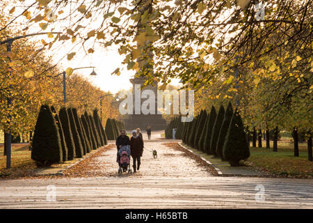 Glasgow, Schottland. 24. Oktober 2016. Menschen genießen die Morgensonne in Green.Autumn Wetter Glasgow, Glasgow, Schottland, Vereinigtes Königreich. Bildnachweis: Tony Clerkson/Alamy Live-Nachrichten Stockfoto