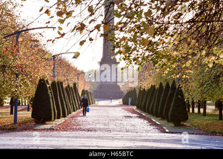 Glasgow, Schottland. 24. Oktober 2016. Menschen genießen die Morgensonne in Green.Autumn Wetter Glasgow, Glasgow, Schottland, Vereinigtes Königreich. Bildnachweis: Tony Clerkson/Alamy Live-Nachrichten Stockfoto