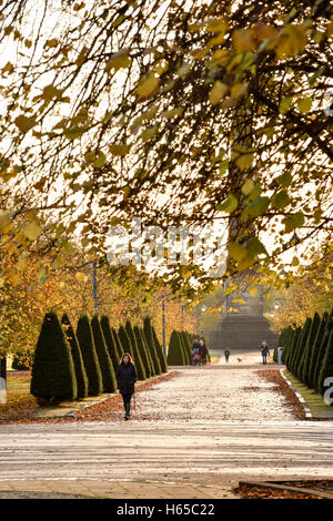 Glasgow, Schottland. 24. Oktober 2016. Menschen genießen die Morgensonne in Green.Autumn Wetter Glasgow, Glasgow, Schottland, Vereinigtes Königreich. Bildnachweis: Tony Clerkson/Alamy Live-Nachrichten Stockfoto