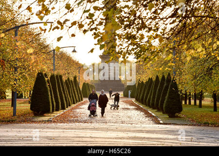 Glasgow, Schottland. 24. Oktober 2016. Menschen genießen die Morgensonne in Green.Autumn Wetter Glasgow, Glasgow, Schottland, Vereinigtes Königreich. Bildnachweis: Tony Clerkson/Alamy Live-Nachrichten Stockfoto