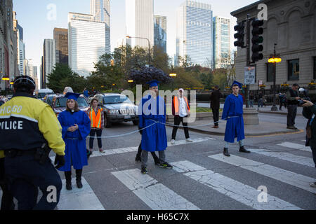 Studentische AktivistInnen protestieren in Chicago, IL Stockfoto