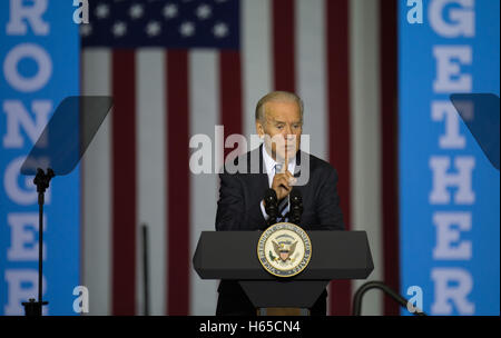 Dayton, Ohio, USA. 24. Oktober 2016. US-Vizepräsident Joe Biden Adressen die Masse auf einer Kundgebung der Kampagne für demokratischen Präsidentschaftskandidaten Hillary Clinton in Dayton, Ohio, Montag, 24. Oktober 2016 Credit: Bryan Woolston/ZUMA Draht/Alamy Live News Stockfoto