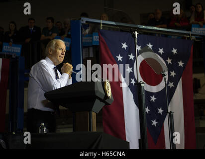 Dayton, Ohio, USA. 24. Oktober 2016. US-Vizepräsident Joe Biden Adressen die Masse auf einer Kundgebung der Kampagne für demokratischen Präsidentschaftskandidaten Hillary Clinton in Dayton, Ohio, Montag, 24. Oktober 2016 Credit: Bryan Woolston/ZUMA Draht/Alamy Live News Stockfoto