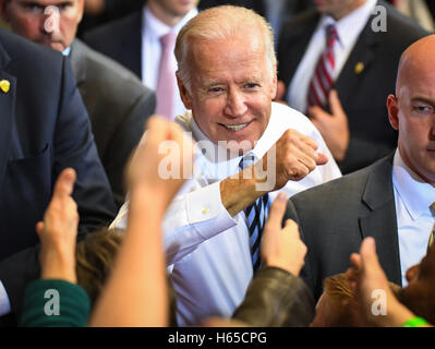 Dayton, Ohio, USA. 24. Oktober 2016. US-Vizepräsident Joe Biden begrüßt Teilnehmer bei einer Kundgebung der Kampagne für demokratischen Präsidentschaftskandidaten Hillary Clinton in Dayton, Ohio, Montag, 24. Oktober 2016 Credit: Bryan Woolston/ZUMA Draht/Alamy Live News Stockfoto