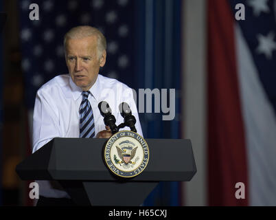 Dayton, Ohio, USA. 24. Oktober 2016. US-Vizepräsident Joe Biden Adressen die Masse auf einer Kundgebung der Kampagne für demokratischen Präsidentschaftskandidaten Hillary Clinton in Dayton, Ohio, Montag, 24. Oktober 2016 Credit: Bryan Woolston/ZUMA Draht/Alamy Live News Stockfoto