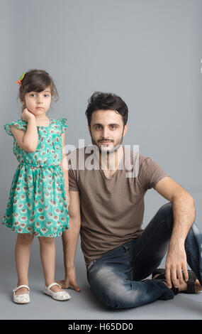 Kleines Mädchen mit alten Jungen isoliert in studio Stockfoto