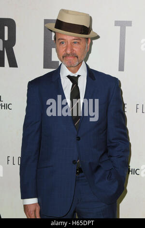 Los Angeles, Ca, USA. 24. Oktober 2016. Fisher Stevens besucht das Screening von National Geographic Channel die "Before The Flood" bei Bing Theater im LACMA am 24. Oktober 2016 in Los Angeles, Kalifornien. (Credit: Parisa Afsahi/Media-Punch). / Alamy Live News Stockfoto