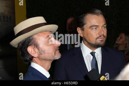 Los Angeles, Ca, USA. 24. Oktober 2016. Leonardo DiCaprio, Fisher Stevens besucht das Screening von National Geographic Channel die "Before The Flood" bei Bing Theater im LACMA am 24. Oktober 2016 in Los Angeles, Kalifornien. (Credit: Parisa Afsahi/Media-Punch). / Alamy Live News Stockfoto