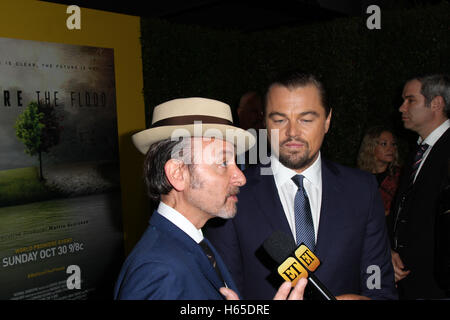 Los Angeles, Ca, USA. 24. Oktober 2016. Leonardo DiCaprio, Fisher Stevens besucht das Screening von National Geographic Channel die "Before The Flood" bei Bing Theater im LACMA am 24. Oktober 2016 in Los Angeles, Kalifornien. (Credit: Parisa Afsahi/Media-Punch). / Alamy Live News Stockfoto