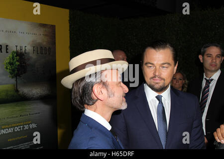 Los Angeles, Ca, USA. 24. Oktober 2016. Leonardo DiCaprio, Fisher Stevens besucht das Screening von National Geographic Channel die "Before The Flood" bei Bing Theater im LACMA am 24. Oktober 2016 in Los Angeles, Kalifornien. (Credit: Parisa Afsahi/Media-Punch). / Alamy Live News Stockfoto