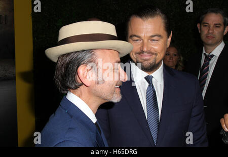 Los Angeles, Ca, USA. 24. Oktober 2016. Leonardo DiCaprio, Fisher Stevens besucht das Screening von National Geographic Channel die "Before The Flood" bei Bing Theater im LACMA am 24. Oktober 2016 in Los Angeles, Kalifornien. (Credit: Parisa Afsahi/Media-Punch). / Alamy Live News Stockfoto