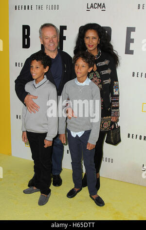 Los Angeles, Ca, USA. 24. Oktober 2016. Alexander Wolfgang, Gelila Assefa, Oliver Wolfgang, Wolfgang Puck besucht das Screening von National Geographic Channel die "Before The Flood" bei Bing Theater im LACMA in Los Angeles, Kalifornien am 24. Oktober 2016. (Credit: Parisa Afsahi/Media-Punch). / Alamy Live News Stockfoto