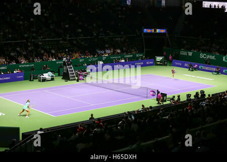 Hallenstadion Singapur, Singapur. 24. Oktober 2016. BNP Paribas WTA Finale Frauen Tennisverband. Polnische Tennisspielerin Agnieszka Radwanska und russischen Spieler Svetlana Kuznetsova ihrem ersten Round-Robin-Match Credit spielen: Yan Lerval/Alamy Live News Stockfoto