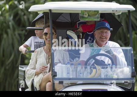 Boris Becker, seine Ehefrau Lilly Becker und sein Sohn Amadeus während der Welt Promi pro-am-2016 Mission Hills China-Golfturnier an Blackstone Kurs am 23. Oktober 2016 in Haikou, Provinz Hainan in China. | Verwendung weltweit Stockfoto