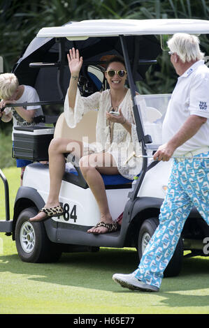 Lilly Becker und ihr Sohn Amadeus während der Welt Promi pro-am-2016 Mission Hills China-Golfturnier an Blackstone Kurs am 23. Oktober 2016 in Haikou, Provinz Hainan in China. | Verwendung weltweit Stockfoto