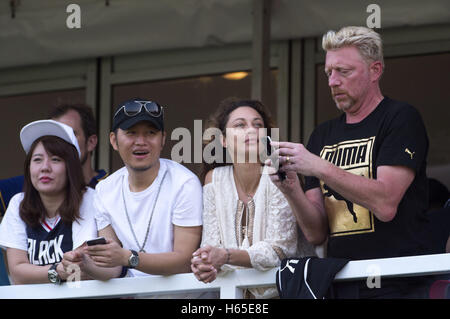 Boris Becker und seine Ehefrau Lilly Becker bei der Welt Promi pro-am-2016 Mission Hills China-Golfturnier an Blackstone Kurs am 23. Oktober 2016 in Haikou, Provinz Hainan in China. | Verwendung weltweit Stockfoto