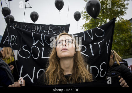 Brüssel, Belgien. 24. Oktober 2016. Polnische Frauen in schwarzen halten die Prostest (Czarny Protest, schwarz Protest) vor dem EU-Hauptquartier in Brüssel auf 24.10.2016 sie protestieren gegen das geplante Verbot der Abtreibung in Polen und fordern für die Erfüllung ihrer Forderungen. von Wiktor Dabkowski | Nutzung weltweit Credit: Dpa/Alamy Live-Nachrichten Stockfoto