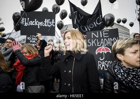 Brüssel, Belgien. 24. Oktober 2016. Polnische Frauen in schwarzen halten die Prostest (Czarny Protest, schwarz Protest) vor dem EU-Hauptquartier in Brüssel auf 24.10.2016 sie protestieren gegen das geplante Verbot der Abtreibung in Polen und fordern für die Erfüllung ihrer Forderungen. von Wiktor Dabkowski | Nutzung weltweit Credit: Dpa/Alamy Live-Nachrichten Stockfoto