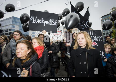 Brüssel, Belgien. 24. Oktober 2016. Polnische Frauen in schwarzen halten die Prostest (Czarny Protest, schwarz Protest) vor dem EU-Hauptquartier in Brüssel auf 24.10.2016 sie protestieren gegen das geplante Verbot der Abtreibung in Polen und fordern für die Erfüllung ihrer Forderungen. von Wiktor Dabkowski | Nutzung weltweit Credit: Dpa/Alamy Live-Nachrichten Stockfoto