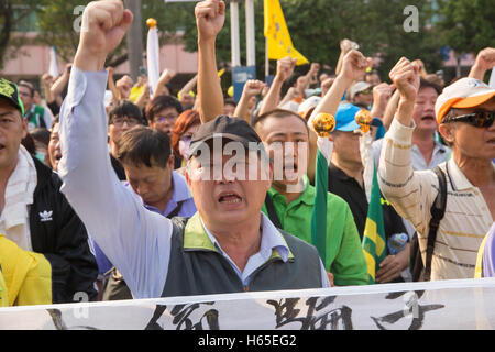 Taipei, Taipei, Taiwan. 25. Oktober 2016. Gewerkschaftsmitglieder schreien Parolen fordern eine Erhöhung der offizielle Feiertage. Mitglieder des bürgerlichen und Arbeits-Gruppen Proest außerhalb der Gesetzgeber über Urlaub Rechte. In den letzten Änderungen an Arbeits-Vorschriften über Arbeitszeit eliminiert die Taiwan-Governmenr vor kurzem sieben Feiertage aus dem Kalender. Dies war im Gegensatz zu ihren Wahlversprechen halten die Anzahl der Feiertage um 19 Uhr. © Craig Ferguson/ZUMA Draht/Alamy Live-Nachrichten Stockfoto