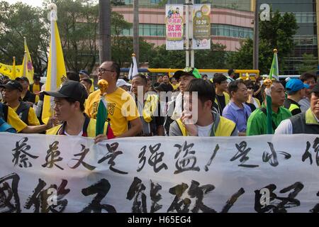 Taipei, Taipei, Taiwan. 25. Oktober 2016. Mitglieder des bürgerlichen und Arbeits-Gruppen Proest außerhalb der Gesetzgeber über Urlaub Rechte. In den letzten Änderungen an Arbeits-Vorschriften über Arbeitszeit eliminiert die Taiwan-Governmenr vor kurzem sieben Feiertage aus dem Kalender. Dies war im Gegensatz zu ihren Wahlversprechen halten die Anzahl der Feiertage um 19 Uhr. © Craig Ferguson/ZUMA Draht/Alamy Live-Nachrichten Stockfoto