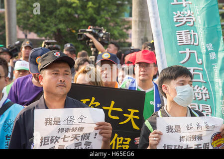 Taipei, Taipei, Taiwan. 25. Oktober 2016. Mitglieder des bürgerlichen und Arbeits-Gruppen Proest außerhalb der Gesetzgeber über Urlaub Rechte. In den letzten Änderungen an Arbeits-Vorschriften über Arbeitszeit eliminiert die Taiwan-Governmenr vor kurzem sieben Feiertage aus dem Kalender. Dies war im Gegensatz zu ihren Wahlversprechen halten die Anzahl der Feiertage um 19 Uhr. © Craig Ferguson/ZUMA Draht/Alamy Live-Nachrichten Stockfoto