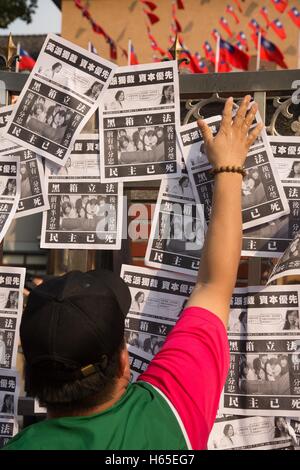 Taipei, Taipei, Taiwan. 25. Oktober 2016. Gewerkschaftsmitglieder halten Prospekte zu den Toren des Parlamentsgebäudes kritisieren der Präsident geht zurück auf ihr Versprechen, die Zahl der offiziellen Feiertage beizubehalten. Mitglieder des bürgerlichen und Arbeits-Gruppen Proest außerhalb der Gesetzgeber über Urlaub Rechte. In den letzten Änderungen an Arbeits-Vorschriften über Arbeitszeit eliminiert die Taiwan-Governmenr vor kurzem sieben Feiertage aus dem Kalender. Dies war im Gegensatz zu ihren Wahlversprechen halten die Anzahl der Feiertage um 19 Uhr. © Craig Ferguson/ZUMA Draht/Alamy Live-Nachrichten Stockfoto