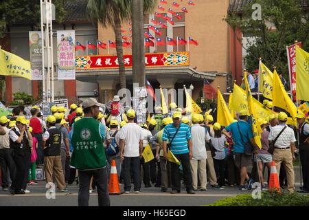 Taipei, Taipei, Taiwan. 25. Oktober 2016. Mitglieder des bürgerlichen und Arbeits-Gruppen Proest außerhalb der Gesetzgeber über Urlaub Rechte. In den letzten Änderungen an Arbeits-Vorschriften über Arbeitszeit eliminiert die Taiwan-Governmenr vor kurzem sieben Feiertage aus dem Kalender. Dies war im Gegensatz zu ihren Wahlversprechen halten die Anzahl der Feiertage um 19 Uhr. © Craig Ferguson/ZUMA Draht/Alamy Live-Nachrichten Stockfoto