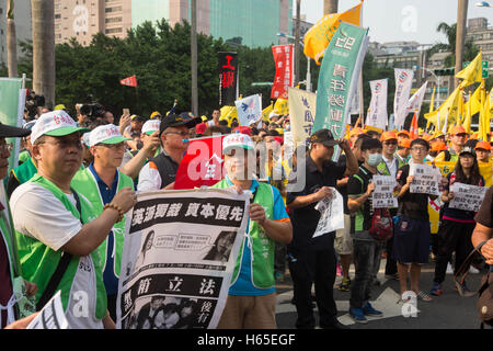 Taipei, Taipei, Taiwan. 25. Oktober 2016. Mitglieder des bürgerlichen und Arbeits-Gruppen Proest außerhalb der Gesetzgeber über Urlaub Rechte. In den letzten Änderungen an Arbeits-Vorschriften über Arbeitszeit eliminiert die Taiwan-Governmenr vor kurzem sieben Feiertage aus dem Kalender. Dies war im Gegensatz zu ihren Wahlversprechen halten die Anzahl der Feiertage um 19 Uhr. © Craig Ferguson/ZUMA Draht/Alamy Live-Nachrichten Stockfoto