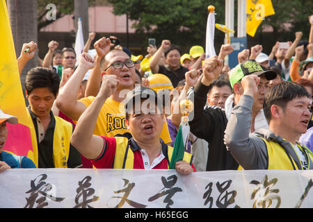 Taipei, Taipei, Taiwan. 25. Oktober 2016. Gewerkschaftsmitglieder schreien Parolen fordern eine Erhöhung der offizielle Feiertage. Mitglieder des bürgerlichen und Arbeits-Gruppen Proest außerhalb der Gesetzgeber über Urlaub Rechte. In den letzten Änderungen an Arbeits-Vorschriften über Arbeitszeit eliminiert die Taiwan-Governmenr vor kurzem sieben Feiertage aus dem Kalender. Dies war im Gegensatz zu ihren Wahlversprechen halten die Anzahl der Feiertage um 19 Uhr. © Craig Ferguson/ZUMA Draht/Alamy Live-Nachrichten Stockfoto