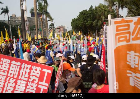 Taipei, Taipei, Taiwan. 25. Oktober 2016. Mitglieder des bürgerlichen und Arbeits-Gruppen Proest außerhalb der Gesetzgeber über Urlaub Rechte. In den letzten Änderungen an Arbeits-Vorschriften über Arbeitszeit eliminiert die Taiwan-Governmenr vor kurzem sieben Feiertage aus dem Kalender. Dies war im Gegensatz zu ihren Wahlversprechen halten die Anzahl der Feiertage um 19 Uhr. © Craig Ferguson/ZUMA Draht/Alamy Live-Nachrichten Stockfoto