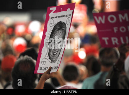 Tampa, Florida, USA. 24. Oktober 2016. Ein Bild von Hillary Clinton mit dem Fadenkreuz wird gehalten, während Präsidentschaftskandidat Donald Trump spricht auf einer Kundgebung der Kampagne im MidFlorida Credit Union Amphitheater in Tampa, Florida, die dritte der fünf Städte, die Trump während einer zweitägigen Kampagne Schaukel durch Florida weilt. Bildnachweis: Paul Hennessy/Alamy Live-Nachrichten Stockfoto