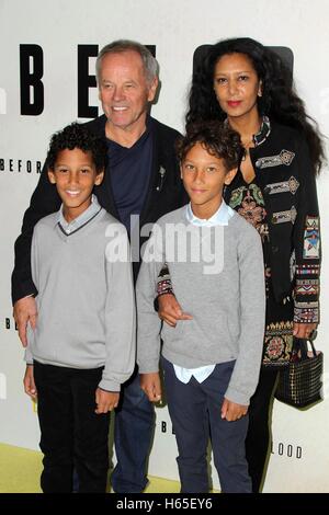 Los Angeles, CA, USA. 24. Oktober 2016. Alexander Wolfgang, Wolfgang Puck, Oliver Wolfgang, Gelila Assefa im Ankunftsbereich für BEFORE THE FLOOD Premiere, Bing Theater im LACMA (Los Angeles County Museum of Art), Los Angeles, CA 24. Oktober 2016. Bildnachweis: Priscilla Grant/Everett Collection/Alamy Live-Nachrichten Stockfoto