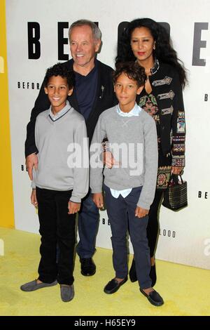 Los Angeles, CA, USA. 24. Oktober 2016. Alexander Wolfgang, Wolfgang Puck, Oliver Wolfgang, Gelila Assefa im Ankunftsbereich für BEFORE THE FLOOD Premiere, Bing Theater im LACMA (Los Angeles County Museum of Art), Los Angeles, CA 24. Oktober 2016. Bildnachweis: Priscilla Grant/Everett Collection/Alamy Live-Nachrichten Stockfoto