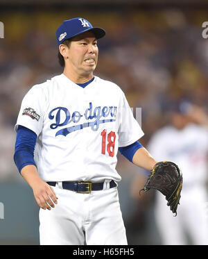 Los Angeles, CA. 20. Oktober 2016. Kenta Maeda (Schwindler) MLB: Kenta Maeda der Los Angeles Dodgers sieht niedergeschlagen nach der Kollision mit den Chicago Cubs Recht Fielder Jason Heyward (nicht abgebildet) im vierten Inning während des Spiels fünf der National League Championship Series gegen die Chicago Cubs am 20. Oktober 2016, im Dodger Stadium in Los Angeles, Kalifornien. © AFLO/Alamy Live-Nachrichten Stockfoto