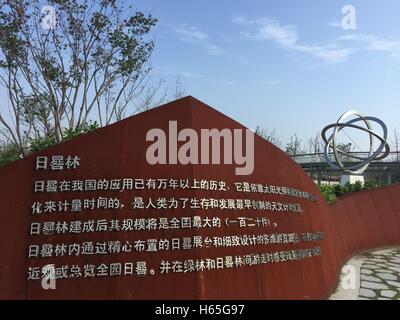 Suzhou, Suzhou, China. 16. Oktober 2016. Suzhou, CHINA-16. Oktober 2016: (nur zur redaktionellen Verwendung. CHINA aus) verschiedene Sonnenuhren an der Suzhou Taihu-Garten-Expo-Park in Suzhou, der ostchinesischen Provinz Jiangsu, 16. Oktober 2016. Suzhou Taihu Garten Expo-Park, mit 125 Sonnenuhren 64 Arten wird von Shanghai China Records Headquarters als das Hauptquartier der Garten Expo mit den meisten Sonnenuhren überprüft. © SIPA Asien/ZUMA Draht/Alamy Live-Nachrichten Stockfoto