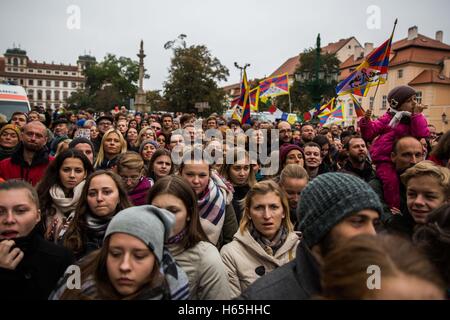 Prag, Tschechische Republik. 21. Oktober 2016. Dalailama Besuch in Prag, Tschechien am 17. Oktober und 18. Februar 2016 und Weisheit und geben einen Link zu Vaclav Havel, die er sehr liebt. Fotos sind von Hradcanske Platz in der Nähe der Pragerburg, wo er eine öffentliche Rede hatte, und von Schloss Å½ofÃn im Rahmen einer Konferenz Forum 2000 in Prag. © David Tesinsky/ZUMA Draht/Alamy Live-Nachrichten Stockfoto