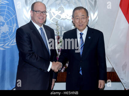 New York, NY, USA. 24. Oktober 2016. UN-Generalsekretär Ban Ki-Moon trifft sich mit Prinz von Monaco, Albert II bei einem Treffen am Sitz Vereinten Nationen am 24. Oktober 2016 in New York City. © Dennis Van Tine/Medien Punch/Alamy Live-Nachrichten Stockfoto