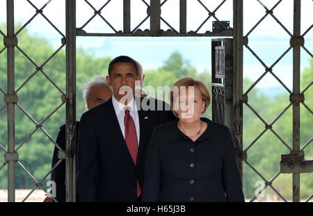 Datei - ein Dateidatum Bild 5. Juni 2009 zeigt die deutsche Bundeskanzlerin Angela Merkel und US-Präsident Barack Obama zu Fuß durch das Lagertor an der KZ-Gedenkstätte Buchenwald in der Nähe von Weimar, Deutschland. US-Präsident Barack Obama kommt zurück nach Deutschland für einen unerwarteten Besuch. Das weiße Haus kündigte am Dienstag in Washington, dass der scheidende Präsident am 16. November von Athen nach Berlin und dann am 18. November kommen Reisen weiter nach Lima, Peru zu einem Gipfel. Foto: MARTIN SCHUTT/dpa Stockfoto