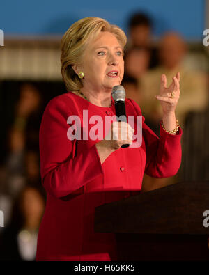 Coconut Creek, FL, USA. 25. Oktober 2016. Demokratischen Präsidentschafts Kandidat Hillary Clinton Kampagnen während der frühen Abstimmung im Broward College North Campus Omni Auditorium am 25. Oktober 2016 in Coconut Creek, Florida. Bildnachweis: Mpi04/Medien Punch/Alamy Live-Nachrichten Stockfoto