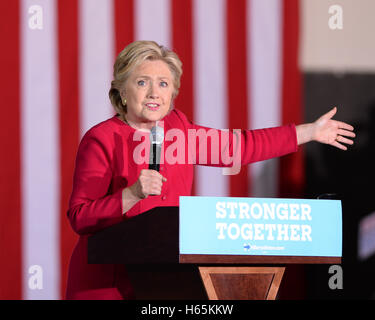 Coconut Creek, FL, USA. 25. Oktober 2016. Demokratischen Präsidentschafts Kandidat Hillary Clinton Kampagnen während der frühen Abstimmung im Broward College North Campus Omni Auditorium am 25. Oktober 2016 in Coconut Creek, Florida. Bildnachweis: Mpi04/Medien Punch/Alamy Live-Nachrichten Stockfoto