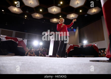 Coconut Creek, FL, USA. 25. Oktober 2016. Präsidentschafts Kandidat Hillary Clinton lächelt, als das Publikum ihr singt "Happy Birthday bei einer frühen voting-Rallye in Broward College Campus Nord in Coconut Creek am Dienstag, Oct.25, 2016. Clintons Geburtstag ist Oct.26. (Maria Lorenzino/Sun-Sentinel) Bildnachweis: Sun-Sentinel/ZUMA Draht/Alamy Live-Nachrichten Stockfoto