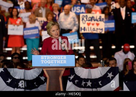 Coconut Creek, FL, USA. 25. Oktober 2016. Präsidentschafts Kandidat Hillary Clinton spricht bei einer frühen voting-Rallye in Broward College Campus Nord in Coconut Creek am Dienstag, Oct.25, 2016. Clinton berührt auf die Wirtschaft, Senkung der Preise für Hochschulbildung, und nahm Jabs an Gegner Donald Trump. (Maria Lorenzino/Sun-Sentinel) Bildnachweis: Sun-Sentinel/ZUMA Draht/Alamy Live-Nachrichten Stockfoto