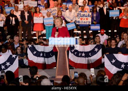 Coconut Creek, FL, USA. 25. Oktober 2016. Präsidentschafts Kandidat Hillary Clinton spricht bei einer frühen voting-Rallye in Broward College Campus Nord in Coconut Creek am Dienstag, Oct.25, 2016. Clinton berührt auf die Wirtschaft, Senkung der Preise für Hochschulbildung, und nahm Jabs an Gegner Donald Trump. (Maria Lorenzino/Sun-Sentinel) Bildnachweis: Sun-Sentinel/ZUMA Draht/Alamy Live-Nachrichten Stockfoto